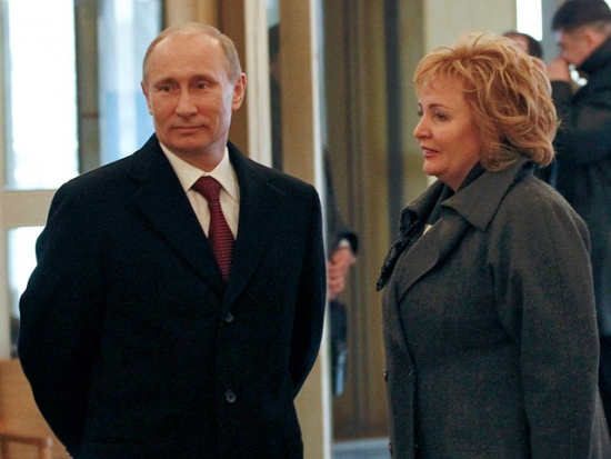 Путин проголосовал на выборах вместе с женой.