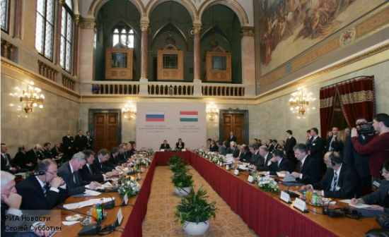 Венгрия пригрозила выйти из ЕС из-за позиции по России