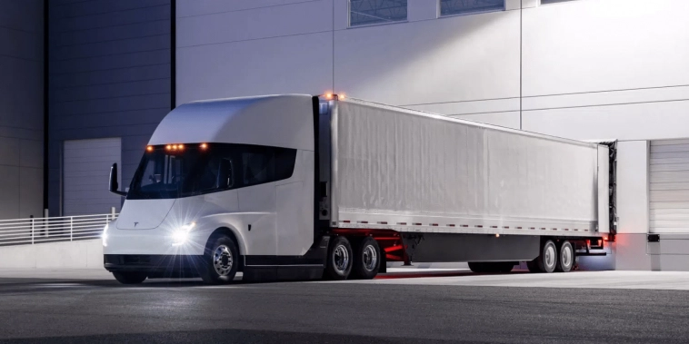 Первые грузовики Tesla отправляются к заказчику.