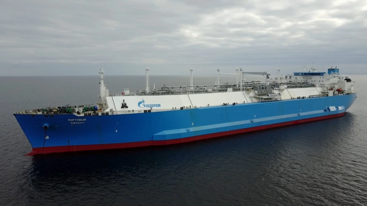 Газпром впервые поставил партию своего СПГ по Северному морскому пути.